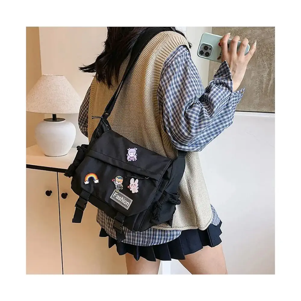 Сумка через плечо Fashion с декоративными значками — изображение 4